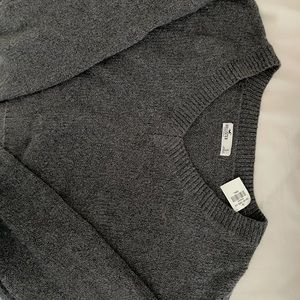 Hollister small over sized cropped v neck sweater